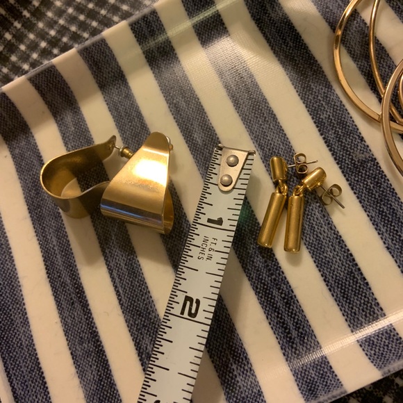 Classic minimalist gold tone vintage earrings set - Picture 6 of 7